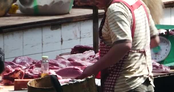 中国 Sep 08，2016:4 k 屠夫卖新鲜肉类在当地亚洲市场，香格里拉中国. — 图库视频影像