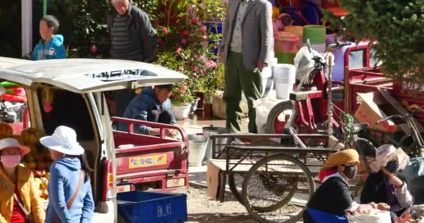 Chine-Sep 08,2016 : 4k trafic achalandé & foule dans la rue Shangri-La, stand de fruits & femmes minoritaires . — Video