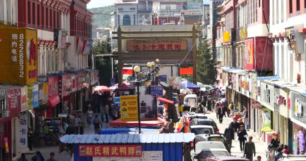 China-Sep 08.2016: 4k die geschäftige Menschenmenge auf dem Markt in shangri-la Straße, China. — Stockvideo
