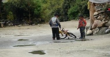 Çin-Eyl 08, oyun 2016:4 k iki küçük tibet çocuklar bisiklet, Çin.