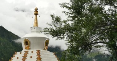 4k tibet Budist stupa, bulut kapak dağ beyaz.