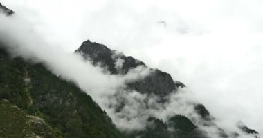 4 k timelapse bulut kapak dağ sabah sis ağaçlar, Bomi İlçesi, tibet.
