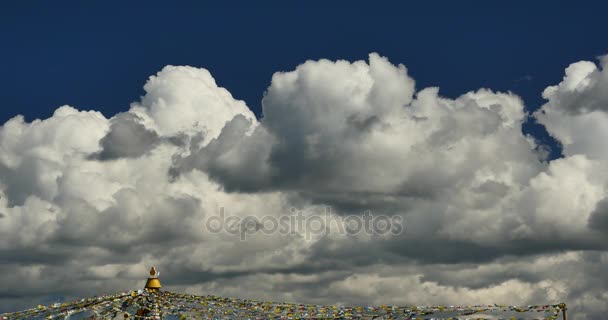 風、雲の背景に 4 k 祈りのフラグ. — ストック動画