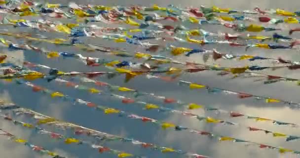 Bandeira de oração 4k no vento, fundo de nuvens . — Vídeo de Stock