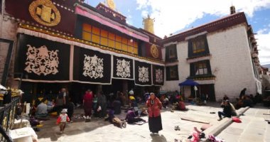 Çin-Ağu 08, Lhasa, Tibet içinde Jokhang tapınak önünde dua 2016:4 k Pilgrams.