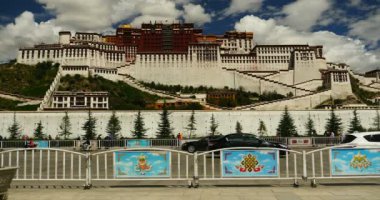 Çin-Ağu 08, 2016:4 k yoğun trafik ve kalabalık önünde potala Lhasa, tibet.