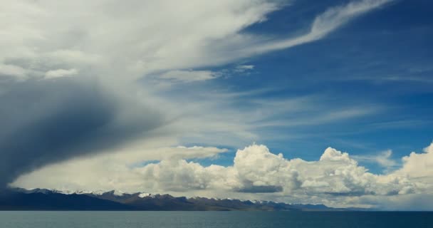 4k timelapse enormes nuvens massa rolando sobre lago namtso & montanha de neve no Tibete — Vídeo de Stock