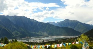 4 k uçan dua bayrak ve linzhi, Tibet, bayilik kasaba ikinci şehir dağda.