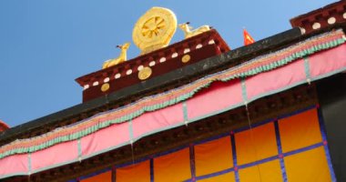 4 k closeup mavi gökyüzünde Jokhang tapınak içinde Lhasa, Tibet, beyaz bulutlar.