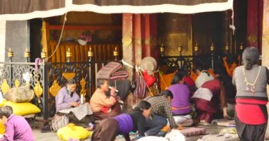 Çin-Ağu 08, Lhasa, Tibet içinde Jokhang tapınak önünde dua 2016:4 k Pilgrams.