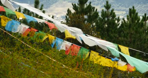 4 k 祈祷旗帜，在西藏拉萨山上. — 图库视频影像