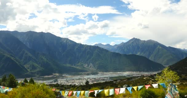 4 k 飞行祷告旗 & 山在林芝，西藏，八一镇的第二大城市. — 图库视频影像