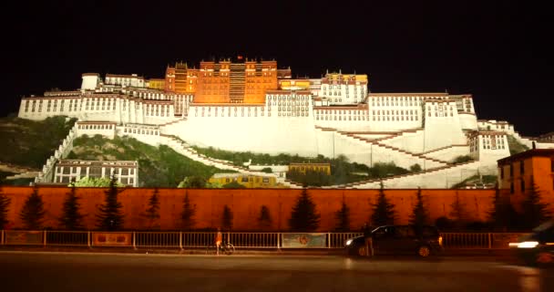 China-Ago 08,2016: 4k tráfico ocupado frente a la Potala en la noche en Lhasa, Tíbet . — Vídeos de Stock