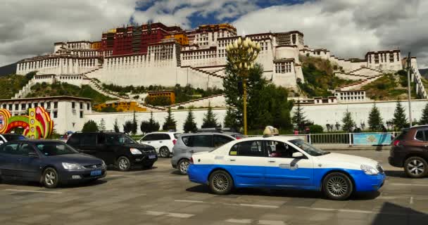 China-Sep 08,2016: tráfego ocupado 4k & multidão na frente de potala em lasa, Tibete . — Vídeo de Stock