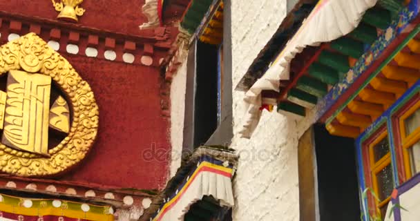 4 k closeup του το ναό Jokhang στη Λάσα, Θιβέτ, λευκά σύννεφα στον καταγάλανο ουρανό. — Αρχείο Βίντεο