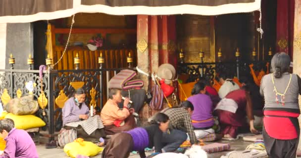 中国-Aug 08，2016:4 k Pilgrams 在西藏拉萨大昭寺前祈祷. — 图库视频影像