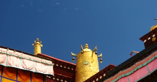 4 k-close-up van de Jokhang tempel In Lhasa, Tibet, witte wolken in de blauwe hemel. — Stockvideo