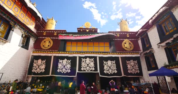 中国-8 月 08、2016:4 k Pilgrams、チベットのラサのジョカン寺の前で祈っています。. — ストック動画