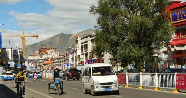 Çin-Nis 08, 2017:4 k yoğun trafik ve kalabalık lasa iş sokak, uzun bir süre lhasa bina ve potal — Stok video