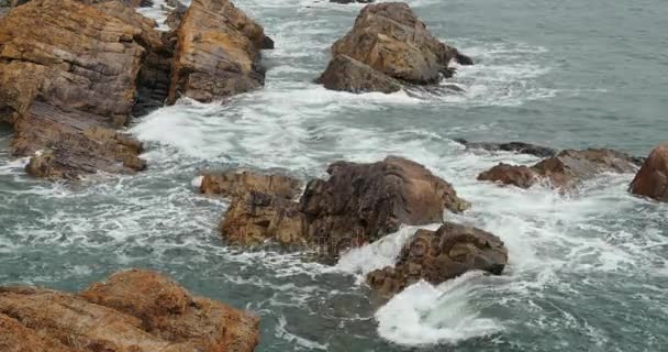 4k océano espumoso olas de agua de mar superficie y costa de roca costa oleada orilla . — Vídeos de Stock