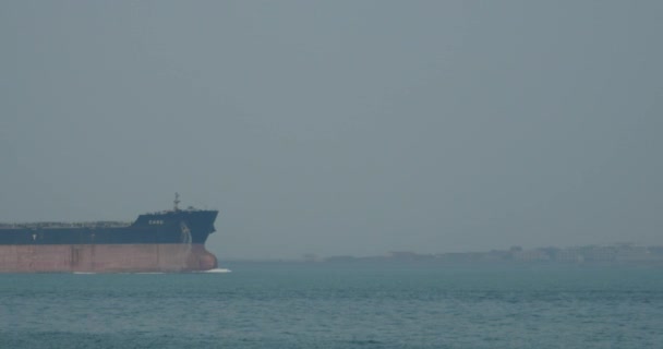 China-Apr 08,2017: 4k riesiges Container-Öltankschiff auf dem Meer, moderner Bauhintergrund. — Stockvideo