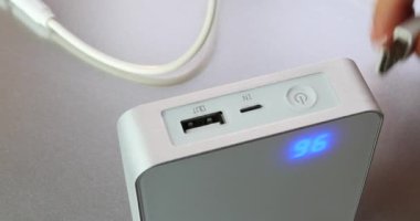 4 k Usb fiş prize bağlama şarj cihazı.