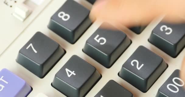 4k rekent op de Calculator. — Stockvideo