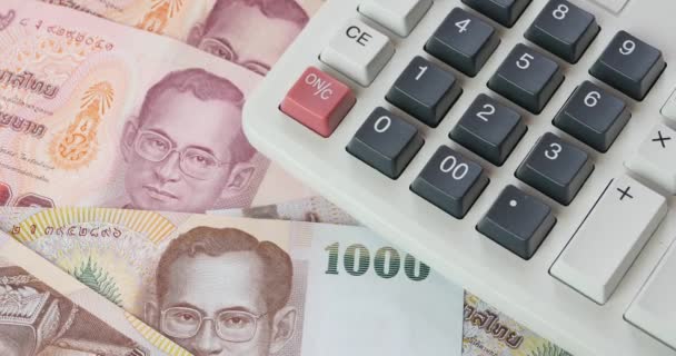 4k giratorio Baht dinero & calculadora . — Vídeos de Stock