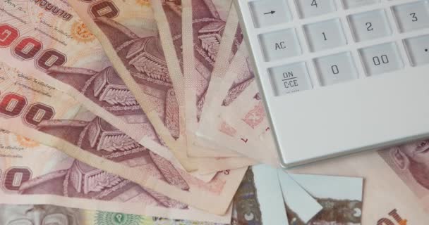 4k draaien Baht geld & rekenmachine. — Stockvideo