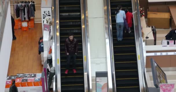 China-Apr 08.2017: 4k Rolltreppen, Zeitraffer Shopping Mall, Kunde in der Shopping Malls Szene. — Stockvideo