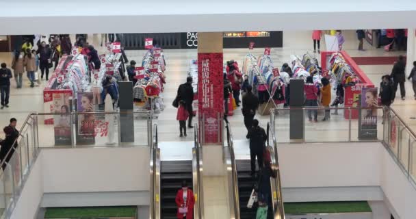 China-Abr 08,2017: 4k escaleras mecánicas, centro comercial, cliente en la escena de centros comerciales . — Vídeo de stock