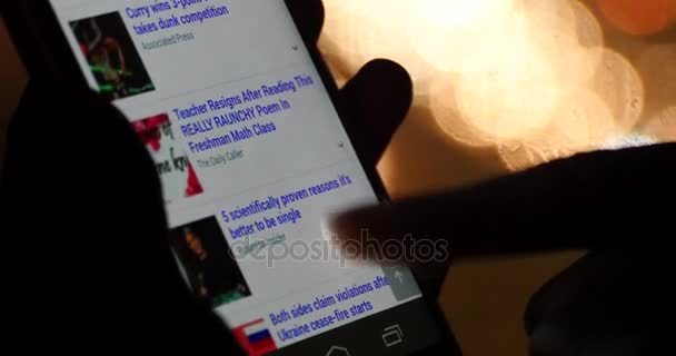 中国-4 月 08、2017:4 k ブラウジング ニュース スマート フォン Iphone の夜ウェブサイトの検索情報. — ストック動画