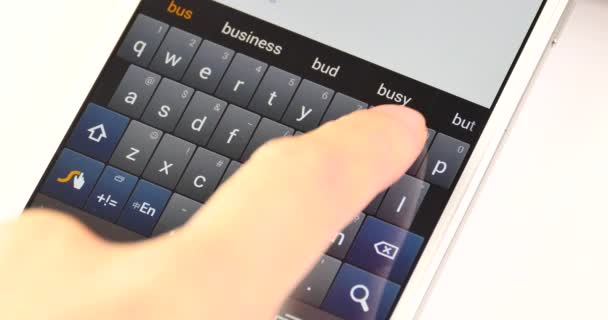4k Smartphone Skrivning / sms 'e, Finger opererer touch skrive e-mail på mobiltelefon . – Stock-video