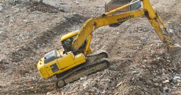 China-Feb 08, 2017:4 k graafmachine werken & dumper vrachtwagen op de bouwplaats, china. — Stockvideo