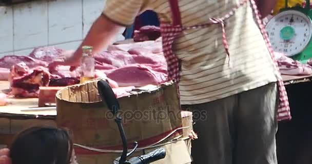Chiny-sierpień 08, 2017:4 k rzeźnik sprzedaży świeżego mięsa w lokalnym rynku azjatyckiego, Chiny Shangri-La. — Wideo stockowe