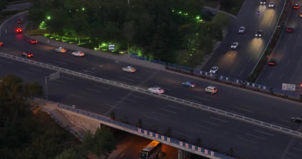 4 k απασχολημένος αστική κυκλοφορία στην αερογέφυρα νύχτα, Κτίριο αστικό morden, Qingdao Κίνα. — Αρχείο Βίντεο