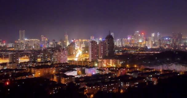 4k timelapse tráfego urbano ocupado no viaduto à noite, edifício morden urbano, Qing — Vídeo de Stock