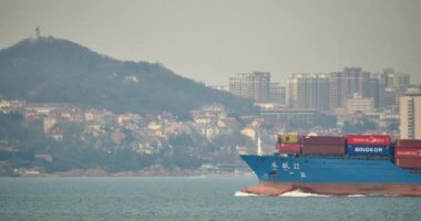 Çin-Nis 08, 2017:4 k kargo konteyner gemileri ile Qingdao Harbo, moder kentsel inşaat, Çin.