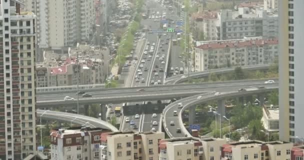 4k timelapse городской занят пробки на эстакаде, QingDao, china.air pollutio — стоковое видео