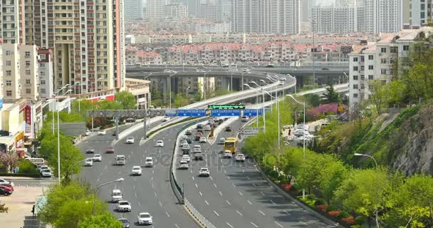 Čína-duben 08, 2017:4 k timelapse městské rušné dopravní zácpy na overpass,Qingdao,china.air pollutio — Stock video