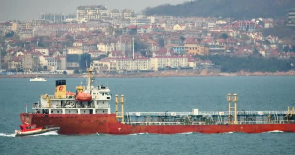 Kina-Apr 08, 2017:4 k tanker skepp genom urban byggnad bakgrund, Qingdao Kina. — Stockvideo