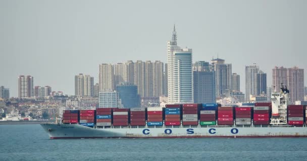 China-Apr 08, 2017:4 k Cargo containerschepen via The Qingdao Harbo, moder stedelijke building, china. — Stockvideo