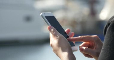 sahil, yat ve yelken ve liman, bir akıllı telefon kullanan 4 k A kız.