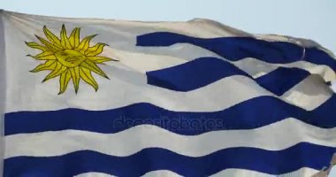 4 k Uruguay bayrağı rüzgarda çırpınan.