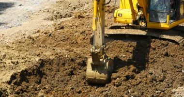 4 k closeup Ekskavatör çalışma ve damperli kamyon sitede inşaat, Çin.