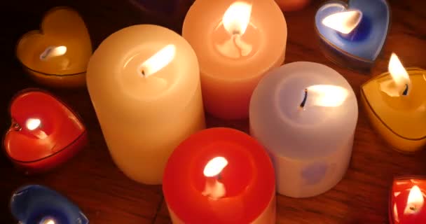 4 k 蜡烛在黑暗的背景，圣诞快乐，新年快乐. — 图库视频影像