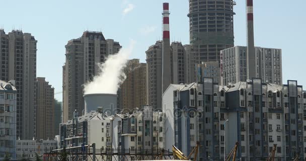 4 k 가스 물결 & 배경 건물 도시 산업 굴뚝에서 연기. — 비디오