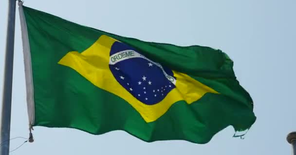 4 k Brasilien flaggan fladdrar i vinden. — Stockvideo