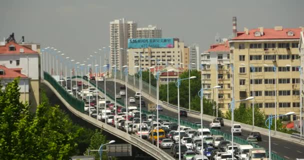 China-Apr 08, 2017:4 k moderne stedelijke drukke stadsverkeer op viaduct, snelweg straat & huizen bouwen. — Stockvideo