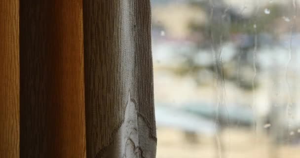 4k, cortina de la ventana y borrosa fuera del paisaje de la ventana . — Vídeos de Stock